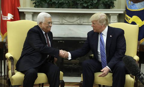 Rokovanje predsednikov Palestine in ZDA, Mahmuda Abasa in Donald Trumpa v Beli hiši maja lani, je le še oddaljen spomin. FOTO: Evan Vucci/AP