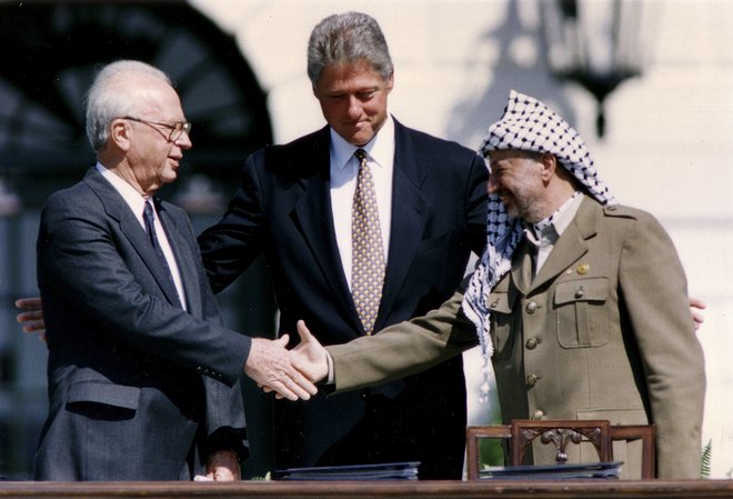 Pred četrt stoletja sta vodja Palestinske osvobodilne organizacije Jaser Arafat in predsednik izraelske vlade Jicak Rabin &raquo;pod patronatom&laquo; ameriškega predsednika Billa Clintona pred Belo hišo podpisala zgodovinski sporazum iz Osla. Foto Reuters