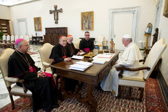 Papež Frančišek je danes v apostolski palači sprejel vodstvo škofovske konference ZDA, pogovor je tekel o duhovniških spolnih zlorabah otrok. FOTO: Vatican Media/Reuters