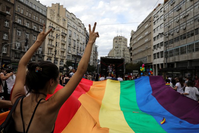 V organizaciji Civil Right Defender so poslancem v srbski skupščini izročili pismo, v katerem opisujejo diskriminacijo LGBT-skupnosti. FOTO: Reuters