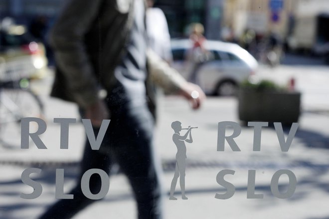 Presežek ur bodo na RTVS reševali z vsakim zaposlenim posebej. FOTO: Leon Vidic/Delo