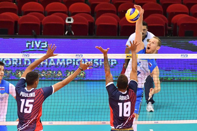 Tine Urnaut se s tekmeci v drugem delu SP v Bologni (še) ne obremenjuje. FOTO: FIVB