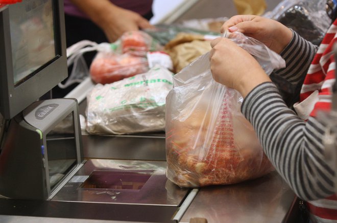 Po 1. januarju bodo brezplačne samo še zelo lahke plastične nosilne vrečke za primarno embalažo živil.<br />
FOTO Igor Zaplatil