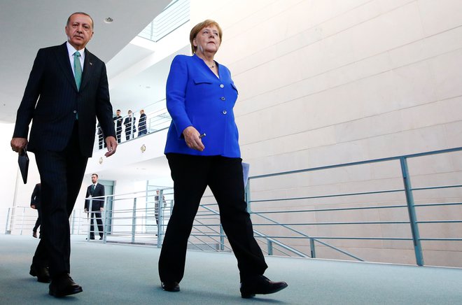 Eden izmed razlogov za nemško popuščanje (tudi kanclerke Angele Merkel) turškemu voditelju Recepu Tayyipu Erdoğanu je več kot trimilijonska turška skupnost v državi.&nbsp;Foto: Fabrizio Bensch/Reuters