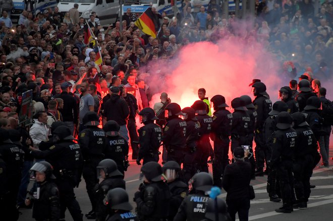 Aretirani pripadniki vzhodnonemške neonacistične in huliganske scene, stari med sedemindvajset in trideset let, so po obtožbah preiskovalcev načrtovali uničenje pravne države. Foto: Matthias Rietschel/Reuters