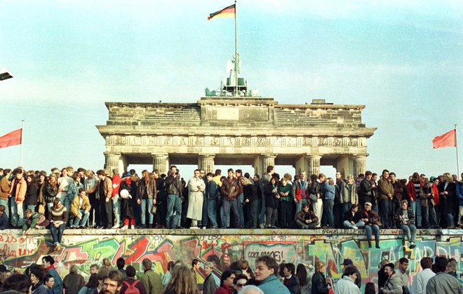 Berlinski zid je padel 9. novembra 1989. Danes pa Nemci praznujejo dan enotnosti. Foto Reuters