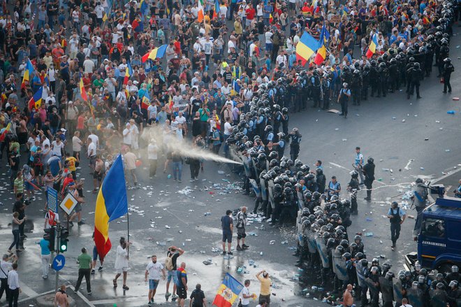 Demonstracije v Bukarešti 10. avgusta letos. FOTO: Reuters