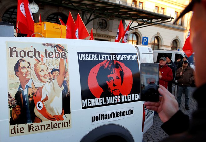 Med obiskom Angele Merkel v Chemnitzu so se oglasili tudi protestniki, ki pravijo &raquo;Naj živi kanclerka!&laquo; in &raquo;Kanclerka mora ostati&laquo;. FOTO: Reuters