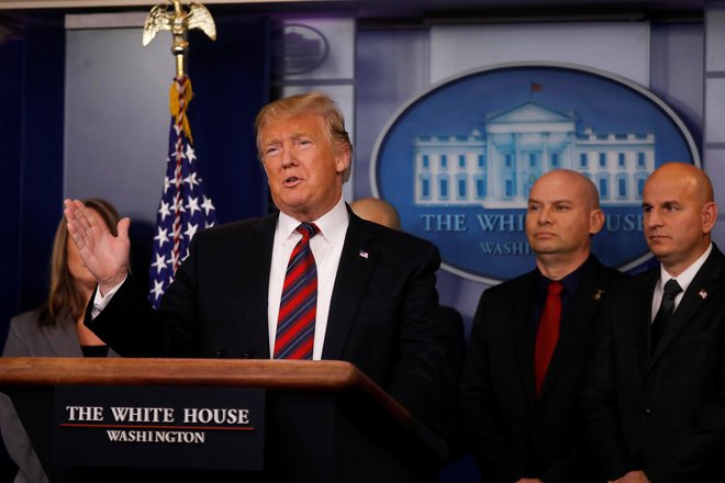 Donald Trump je včeraj po pogajanjih z demorkati dejal, da so bila produktivna, za zaprtimi vrati naj bi grozil z dolgotrajno ustavitvijo dela vlade. Foto Reuters