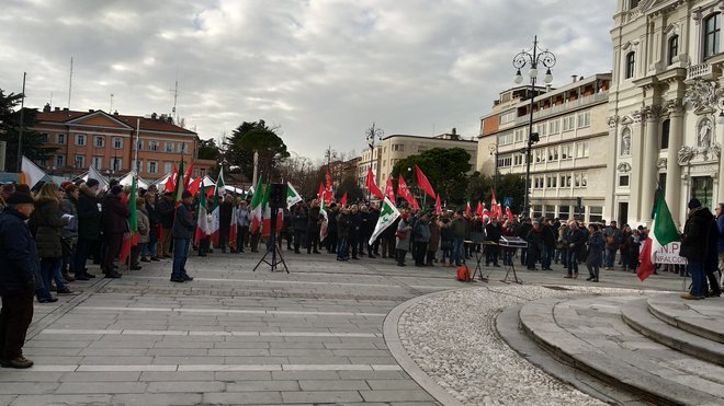 Vsaj 300 udeležencev shoda partizanskega združenja ANPI. FOTO: Blaž Močnik