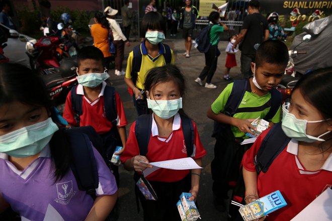 Guverner Bangkoka je 437 šolam ukazal začasno zaprtje. FOTO: Athit Perawongmetha/Reuters