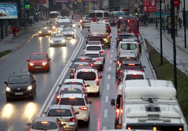 Promet je v Ljubljani prvi onesnaževalec s sajami in dušikovimi oksidi. FOTO: Roman Šipić/Delo