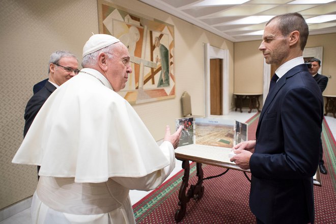 Aleksander Čeferin je dan pred Uefinim kongresom sprejel vabilo za obisk papeža Frančiška, ki je strasten navijač in odličen poznavalec nogometa. FOTO: Reuters