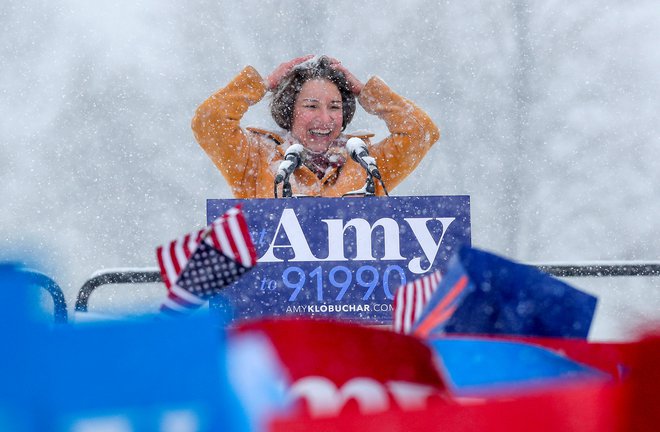 Amy Klobuchar je zbrane nagovorile med snežnim metežem. FOTO: Eric Miller/Reuters