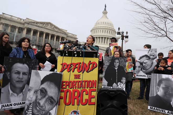 Newyorška poslanka Alexandria Ocasio-Cortez (D-NY) je postala nov simbol zasuka dela Američanov k političnim rešitvam, ki so jih nekoč zmerjali s &raquo;socialističnimi&laquo;. FOTO: Reuters