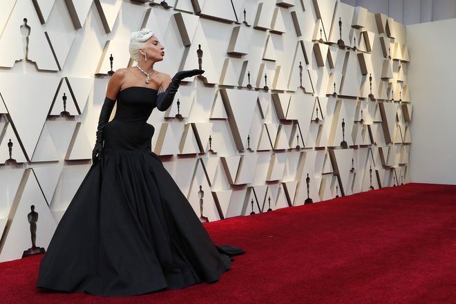 Lady Gaga&nbsp;v črni različici sodobne ekstravagance (Alexander McQueen, ogrlica Tiffany). FOTO: Mario Anzuoni/Reuters