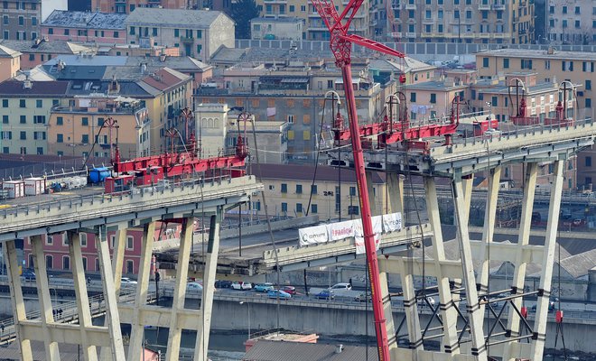 V Genovi so pred tedni začeli demontažo porušenega mostu. FOTO: Reuters