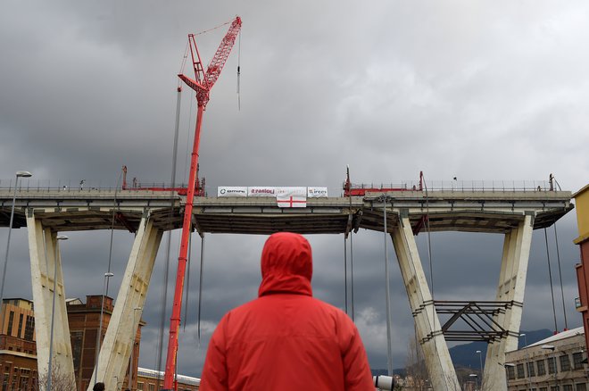 Odsek viadukta nad reko Polcevera se je zrušil med močnim deževjem, ko sta se kabla, ki sta držala del cestišča, nenadoma pretrgala.<br />
FOTO: Reuters