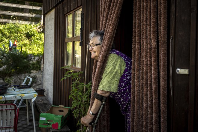 Ideja dolgotrajne oskrbe je, da bi ljudje lahko čim dlje živeli doma, kjer se počutijo najbolj varne. Foto Voranc Vogel