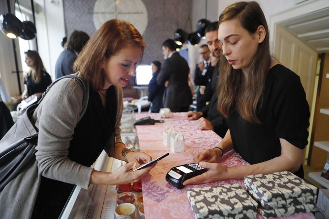 Tudi pri nas se že uveljavlja plačevanje s pametniki telefoni. FOTO Leon Vidic/Delo