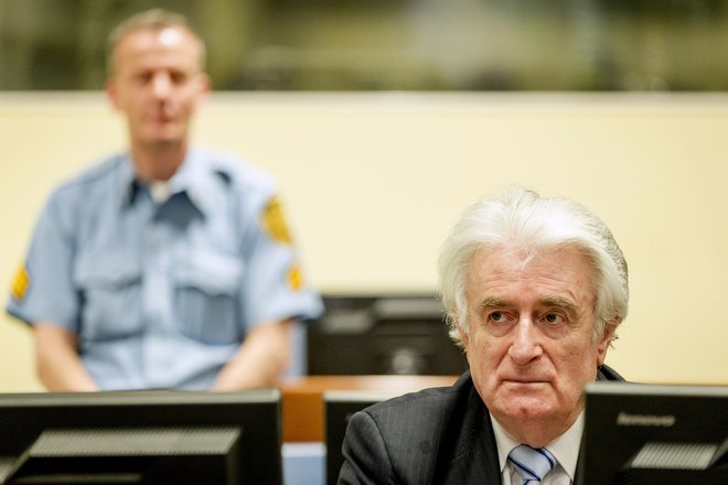 Karadžić se je poleg Miloševića<strong> </strong>zapisal v zgodovino kot najbolj odgovoren politik&nbsp;za zločine, ki so jih srbske sile&nbsp;zagrešile nad Muslimani in Hrvati&nbsp;v BiH. FOTO: Robin van Lonkhuijsen/Reuters
