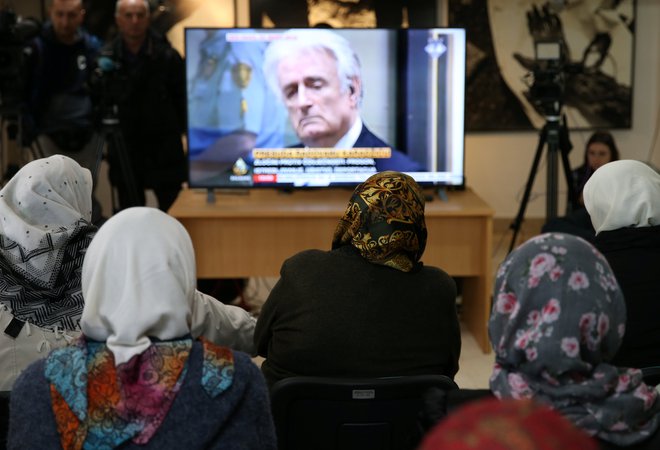 Karadžiću so v prizivnem postopku povišali kazen za genocid in druge zločine med vojno v BiH na dosmrtni zapor.&nbsp;Foto: Dado Ruvic/Reuters