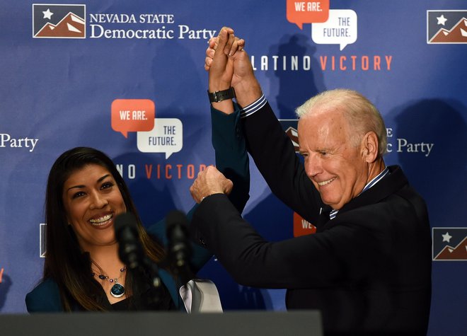 Lucy Flores in Joe Biden nista več prijatelja. FOTO: AFP