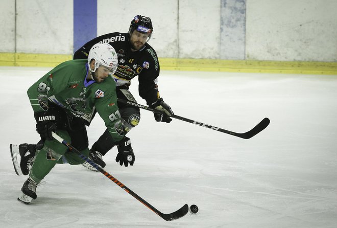 Žan Jezovšek (v zelenem dresu), Celjan pri ljubljanskem moštvu, se je na drugi tekmi finala AHL odrezal z goloma.<br />
<br />
FOTO: Jože Suhadolnik