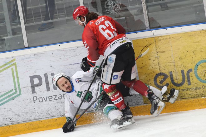 Niti Sašo Rajsar, nekdanji železar med zmaji, niti Philippe Paradis, kanadski adut Jesenci, ne bosta popuščala do konca. Foto Tomi Lombar