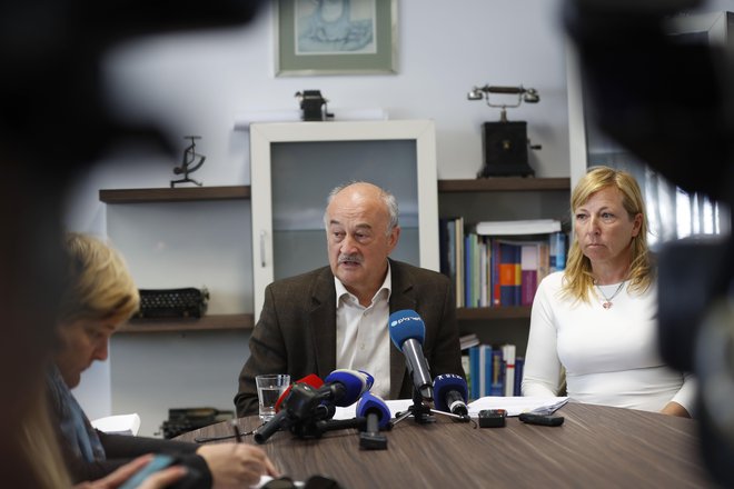 Jože Veternik in Lilijana Gantar Žura svarita pred možnostjo obsednega stanja. FOTO: Leon Vidic/Delo