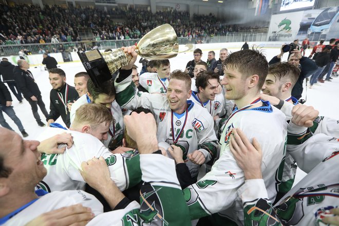 Srčni in bojeviti Ljubljančani so se zasluženo veselili naslova državnega prvaka in trojčka. FOTO: Voranc Vogel/Delo