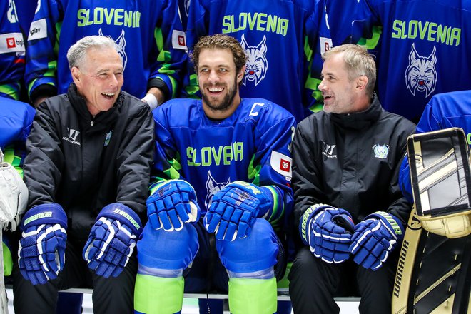 Anže Kopitar (v sredini med pomočnikom trenerja Michaelom Zettlom in selektorjem Ivom Janom) je najbolj zveneče ime SP v Kazahstanu. FOTO: Matic Klanšek Velej/Sportida