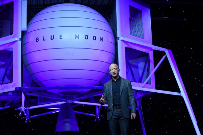 Kdaj bo plovilo Blue Moon prvič obiskalo Luno, Bezos ni napovedal. FOTO: Clodagh Kilcoyne/Reuters
