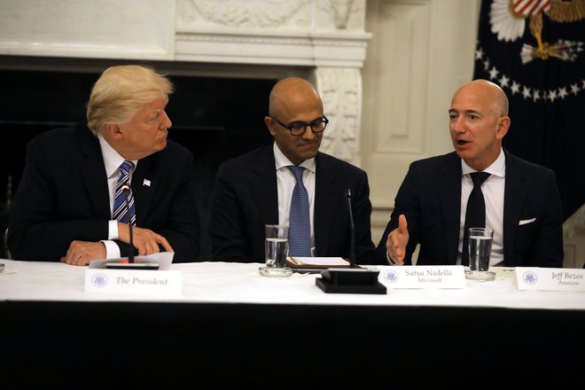 Bezos je točno tisto, kar Trump tako občuduje pri Ameriki, a sam ni. Bezos je vse tisto, kar bi Trump rad, da bi Amerika bila, a ni. FOTO: Carlos Barria/Reuters