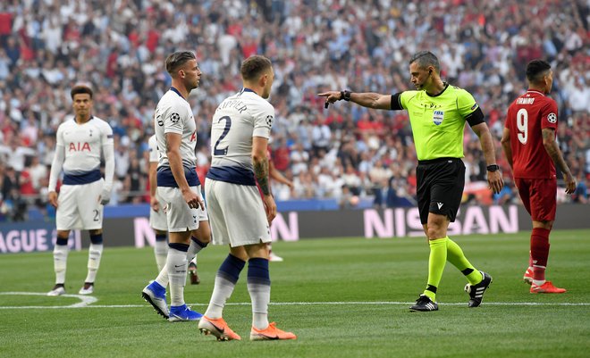 Damir Skomina je v 23. sekundi finala dosodil najhitrejši kazenski strel v zgodovini lige prvakov. FOTO: Reuters