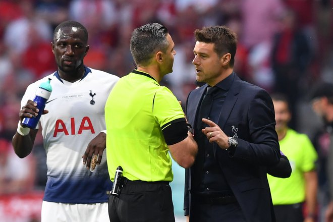 Sodniki pogosto komunicirajo tudi s trenerji, kot ob tej priložnosti, ko je Skomino nagovoril Mauricio Pochettino. ​FOTO: AFP