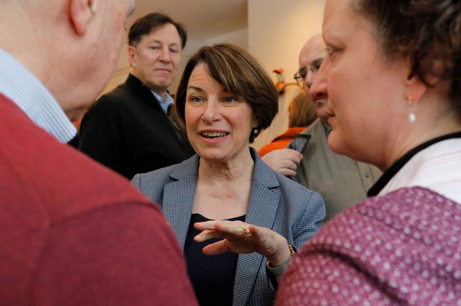 Kandidatka za demokratsko izzivalko republikanskega predsednika Donalda Trumpa Amy Klobuchar med predvolilno kampanjo. FOTO: Reuters