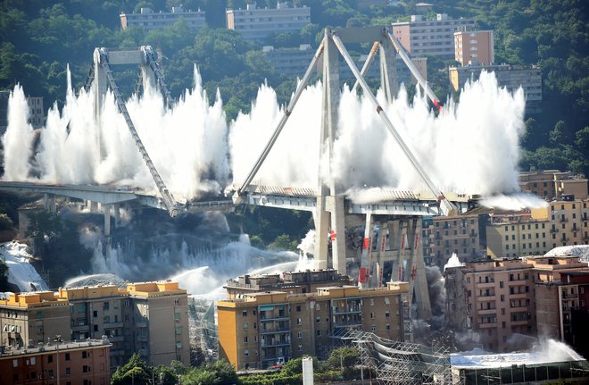 Viadukt Morandi se je porušil lani, 14. avgusta, zahteval je 43 žrtev. Foto Reuters