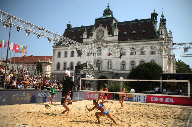 Zakaj mora biti prav Kongresni trg ciljna ravnina za ljubljanski tekaški maraton, pa za kolesarsko Franjo, pa za odbojko na mivki ... Foto Jure Eržen