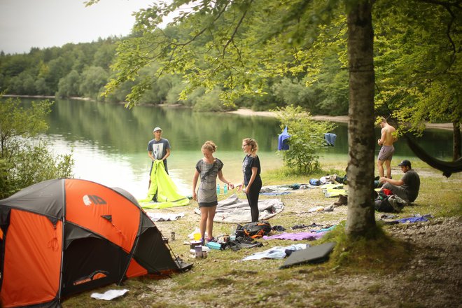 V Ukanc danes le peš, s kolesom ali z brezplačnim javnim prevozom. FOTO: Jure Eržen/Delo