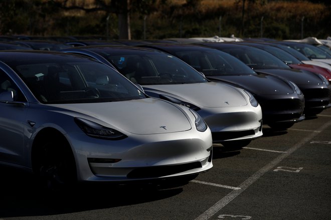 Tesla model 3 je električni avtomobil, s katerim poskuša ameriško podjetje doseči večjo množičnost in z njo boljše poslovanje.<br />
Foto Reuters