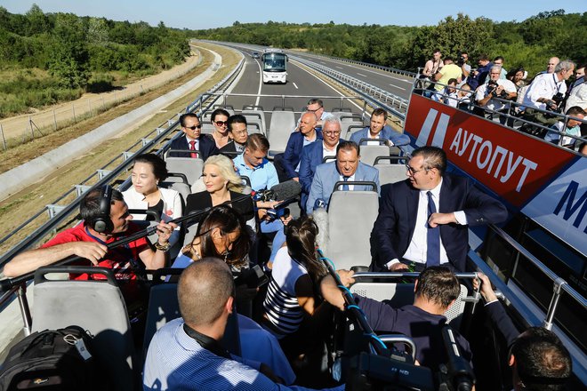 Srbski predsednik Aleksander Vučić med odprtjem avtocestnega odseka med Obrenovcem in Ljigom. Foto srbsko ministrstvo za infrastukturo