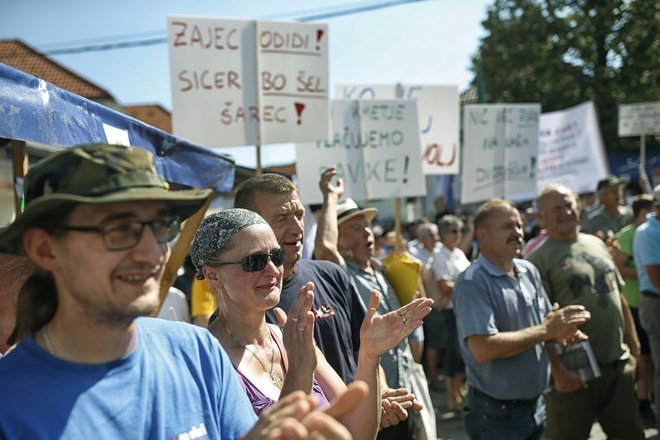 Kmetje so protestirali v Velikih Laščah, napovedujejo tudi blokado otvoritve kmetijskega sejma Agra. FOTO: Blaž Samec