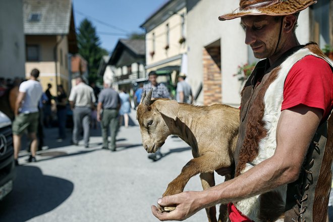 Varuhi narave&laquo; so na protestih oblečeni v živalsko krzno in vzklikajo, da Slovenija ne bo zverinjak. FOTO: Blaž Samec