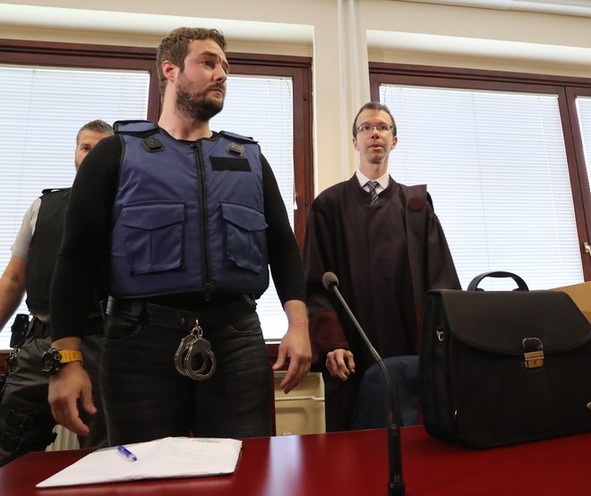 Abramov je sicer od 6. marca letos v priporu zaradi sumov, povezanih s spodletelo zavarovalniško goljufijo z odrezano roko. FOTO: Dejan Javornik