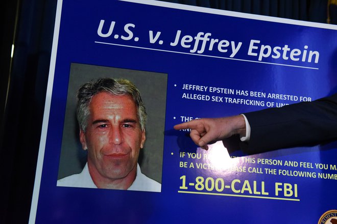 Sodišče je več sto strani sodnih dokumentov iz primera Jeffrey Epstein odpečatilo 9. avgusta, dan zatem so ga v celici odkrili mrtvega. FOTO: Stephanie Keith/AFP