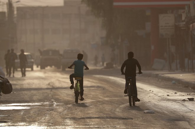 Po komaj treh predvajanih delih Naših fantov je na naslov HBO prispelo protestno pismo. Podpisalo ga je 120 izraelskih družin in zatrjevalo, da se nadaljevanka umorov judovskih najstnikov komaj dotakne in da med Izraelci in Palestinci obstaja velika razlika v družbenem ravnanju in odnosu do terorizma. FOTO: Khalil Ashawi/Reuters