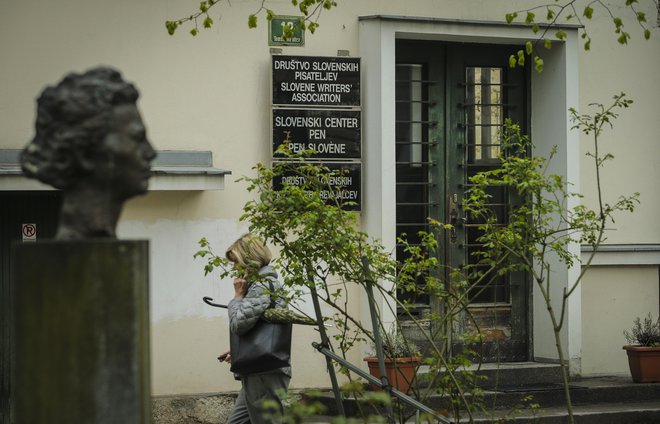 V kulturnem novinarstvu velja nenapisano pravilo, da Društvo slovenskih pisateljev vljudno ignoriramo. FOTO: Jože Suhadolnik