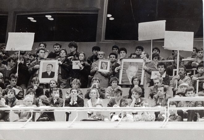 Fotograf Dela <strong>Zoran Vogrinčič</strong> je februarja 1989 dokumentiral manifestacijo solidarnosti s Kosovom v Cankarjevem domu. Kosovski udeleženci manifestacije so v dvorano prinesli fotografije Josipa Broza Tita in Edvarda Kardelja.