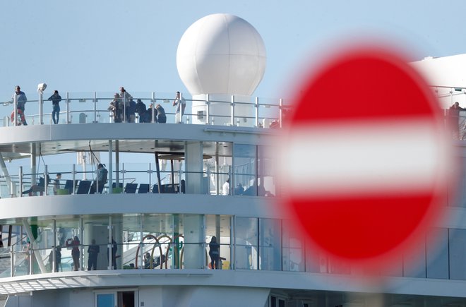 Križarka Costa Smeralda je pred dnevi izplula iz Savone na severu Italije ter se ustavila v Marseillu, Barceloni in Palmi de Mallorci, preden je prispela v Civitavecchio. FOTO: Guglielmo Mangiapane/Reuters